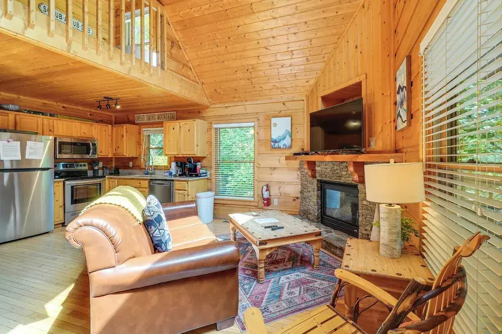 Hot Tub & Game Area: Rustic Cabin 5 Mi to Gsmnp
