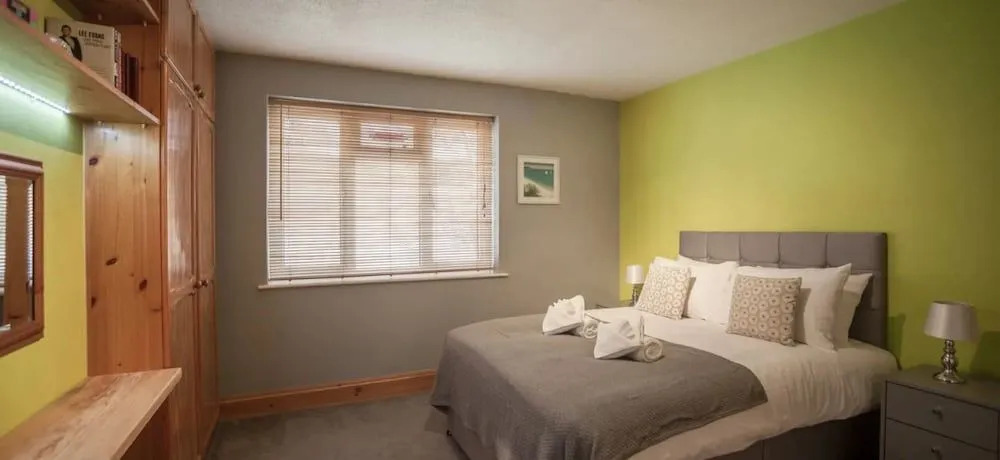 Hereford City - Goldcrest House - 4 Bedroom House With Parking, Located Very Close To City Centre & River Wye - Sleeps Up To 6 Guests - Hosted by RENTMYHOUSE