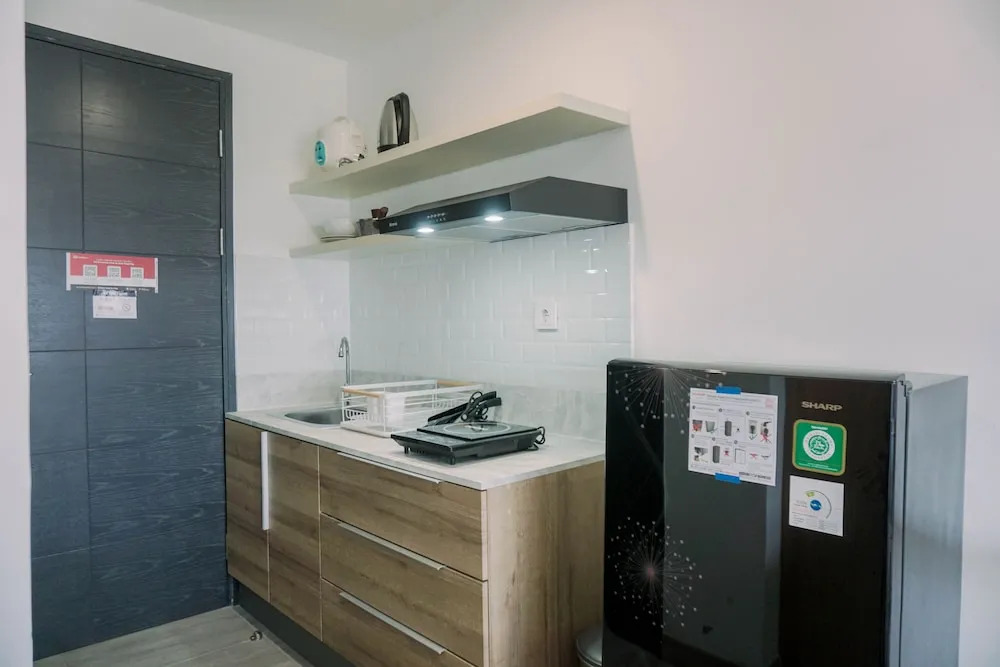 Well Furnished And Comfy Studio Collins Boulevard Apartment