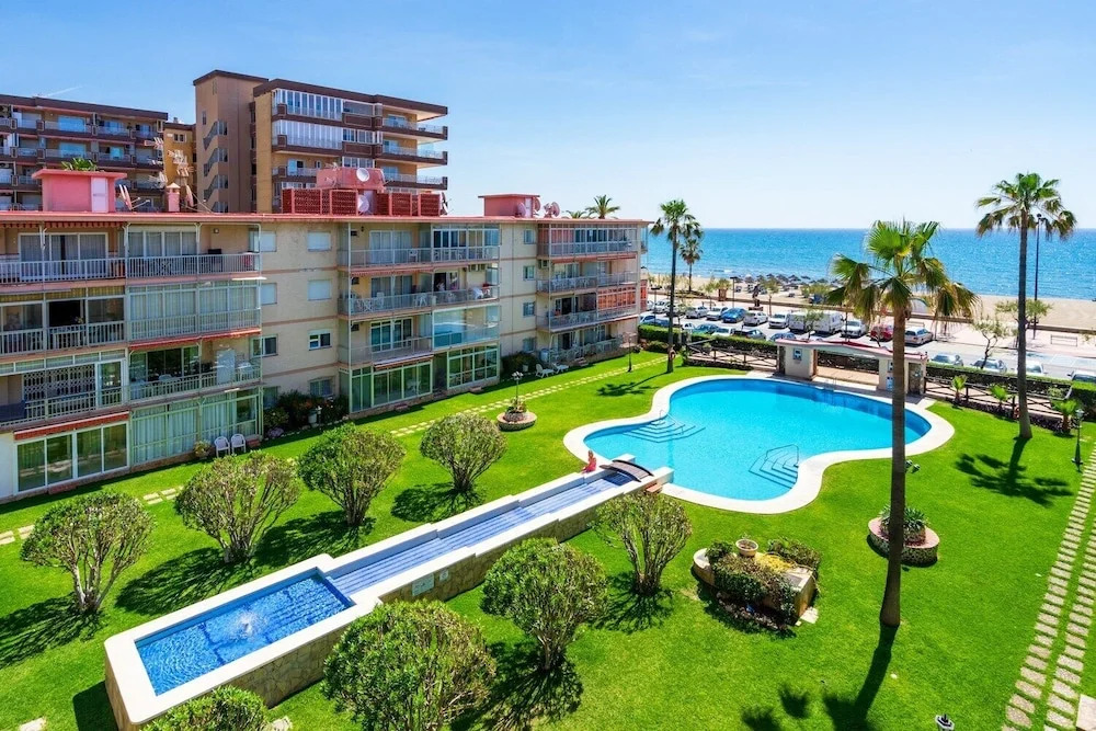 Delightful Apartment on The First Shoreline Ref 141