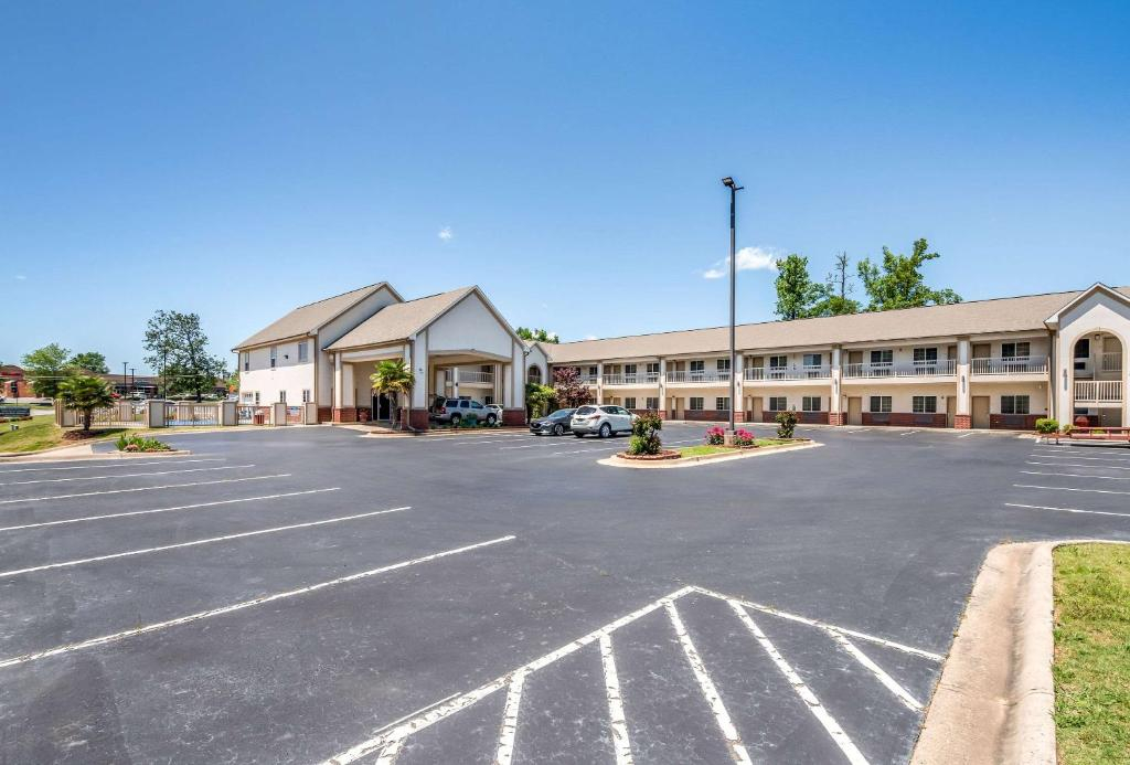 Bryant Inn And Suites