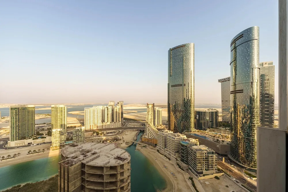 Maison Privee - Elegant and Panoramic Sea View Apt on Al Reem Island