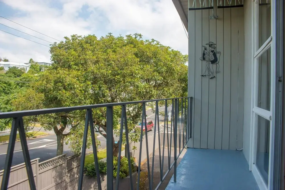Renovated Mount Eden 1 Bed Flat With Mountain Views