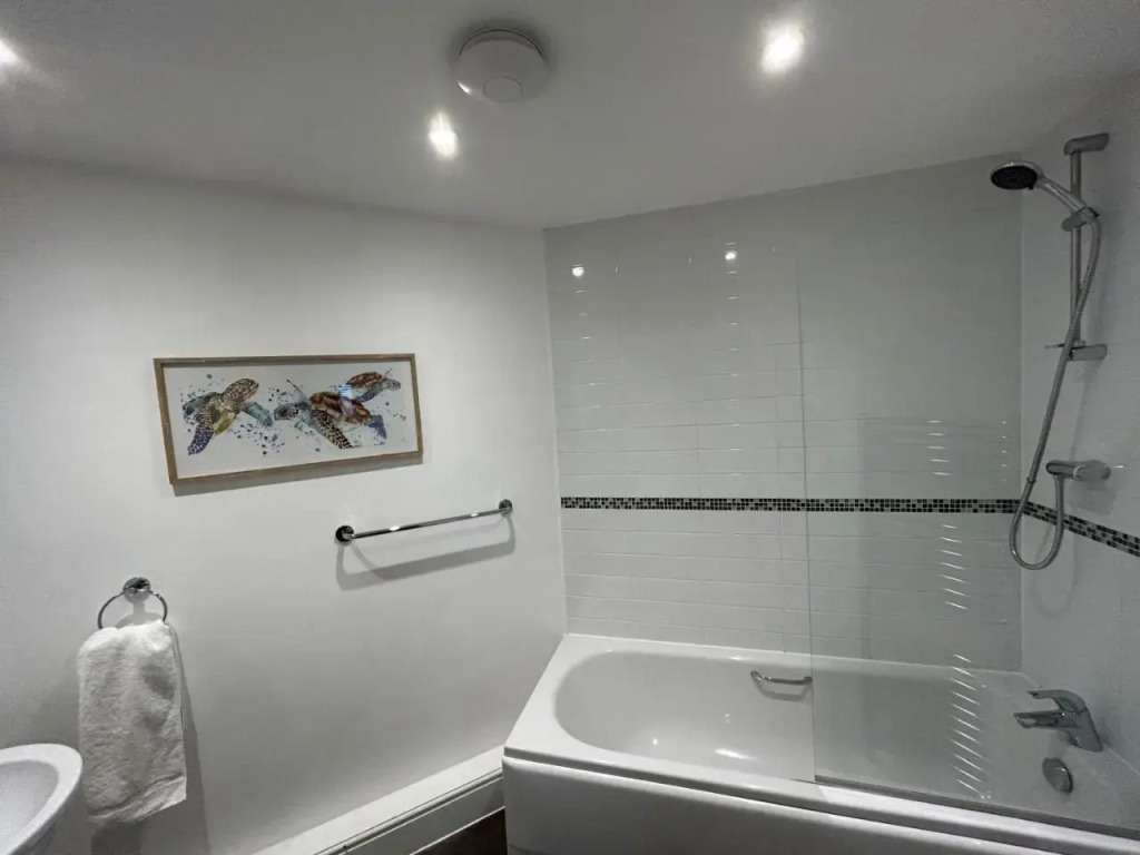 Bracknell Stylish 2 Bedroom Top Floor Apartment