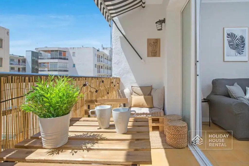Cosy 3-bedroom apartment for 6-8 people just 50m from the beach