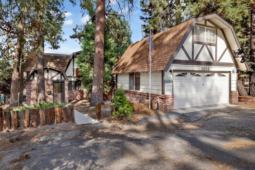 1976-bear Cabin 3 Bedroom Home by RedAwning