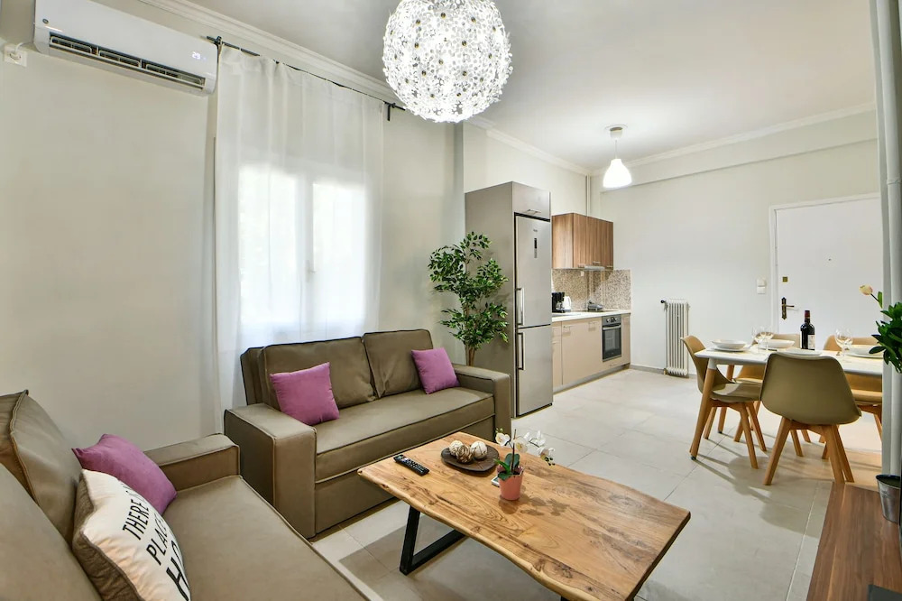 Fresh & renovated apartment next to metro station