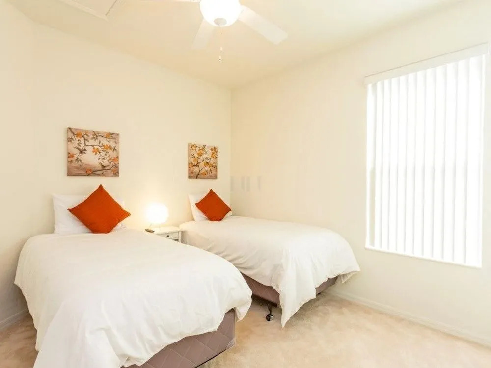 4 Bedrooms Vacation Home by RedAwning