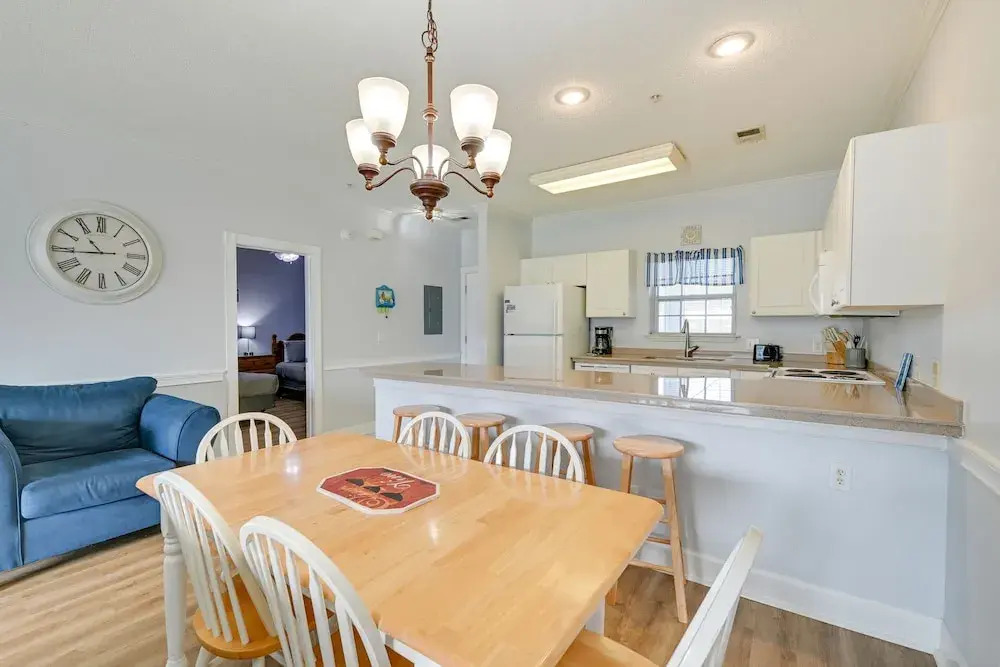 Myrtle Beach Condo: Community Pool & Golf Course!