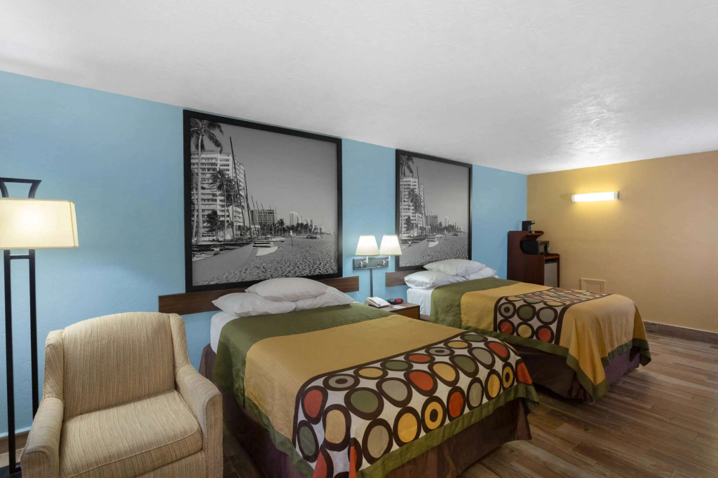 Super 8 by Wyndham Bradenton Sarasota Area
