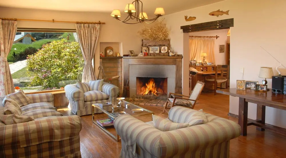 Warm House on the Edge of Lake H28
