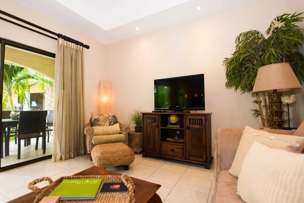 Casa del Sol-4 Secured and Quiet Complex - Minute Walk to the Beach