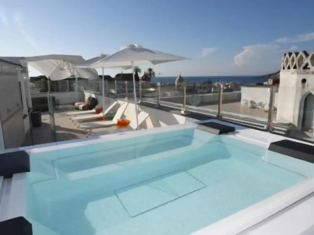 White 1903 - Rooftop Pool & Luxury Rooms