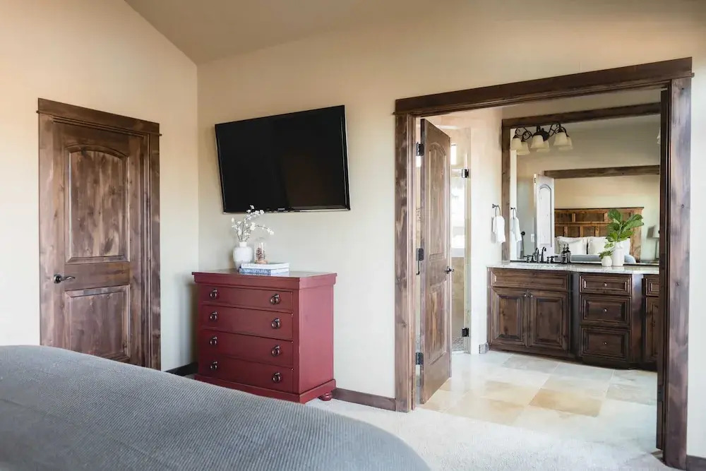 Klamath by Avantstay Premier Lakeside Cabin w/ Spa, Fire Pit & Lake Views