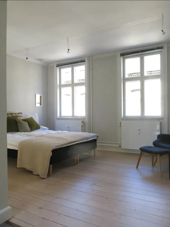 Studio near Queen 1143 - 1