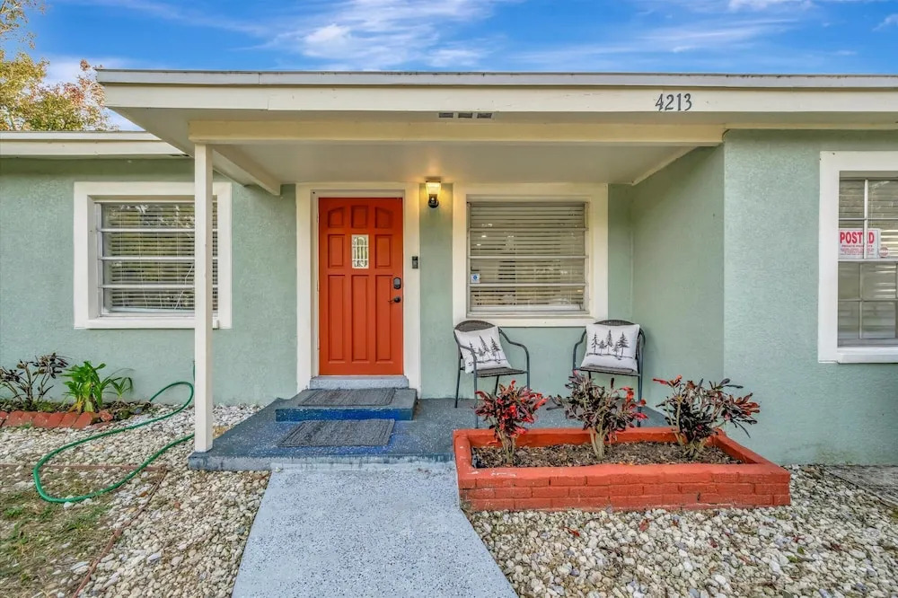 Sleeps 8 Near Busch Gardens With BBQ and Fenced Yard