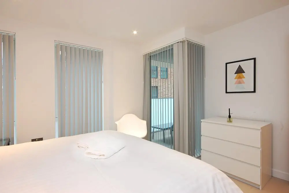 Bright Godfrey Place Nest - HEN21