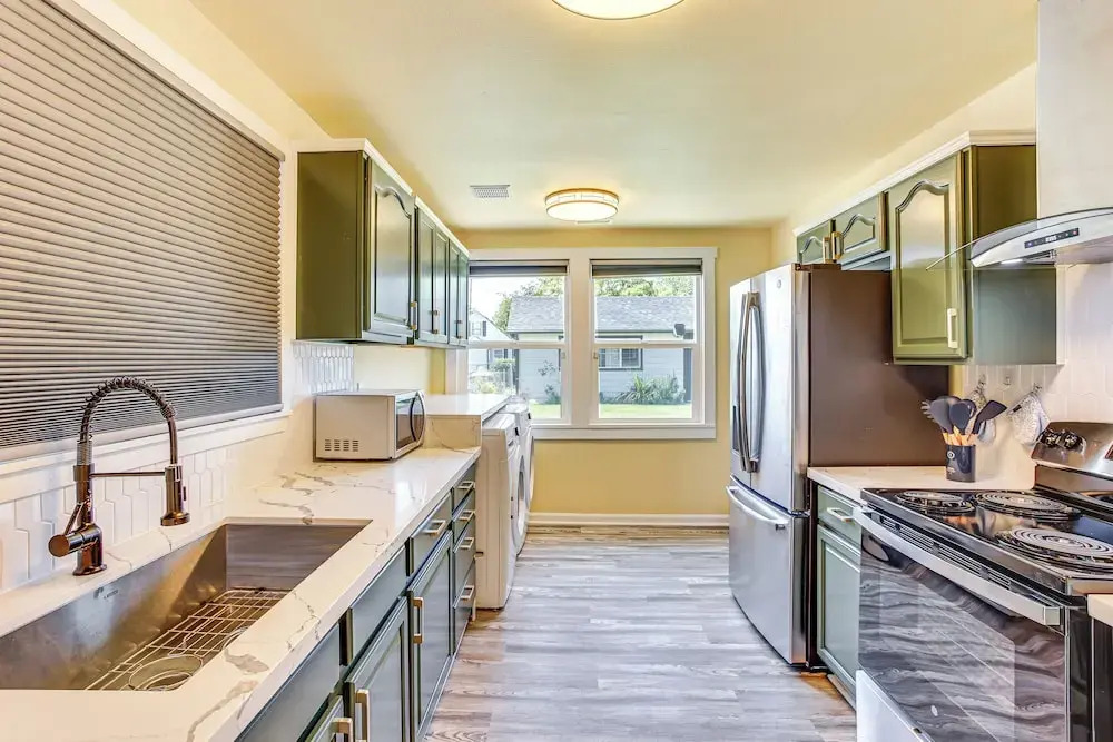 2 Mi to Dtwn Tacoma: Charming Home w/ Deck & Yard!