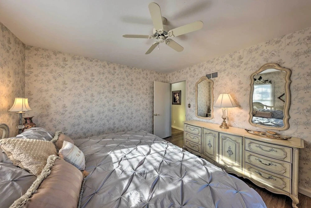 Cozy Kansas City Home w/ Yard - 9 Mi to Dtwn!