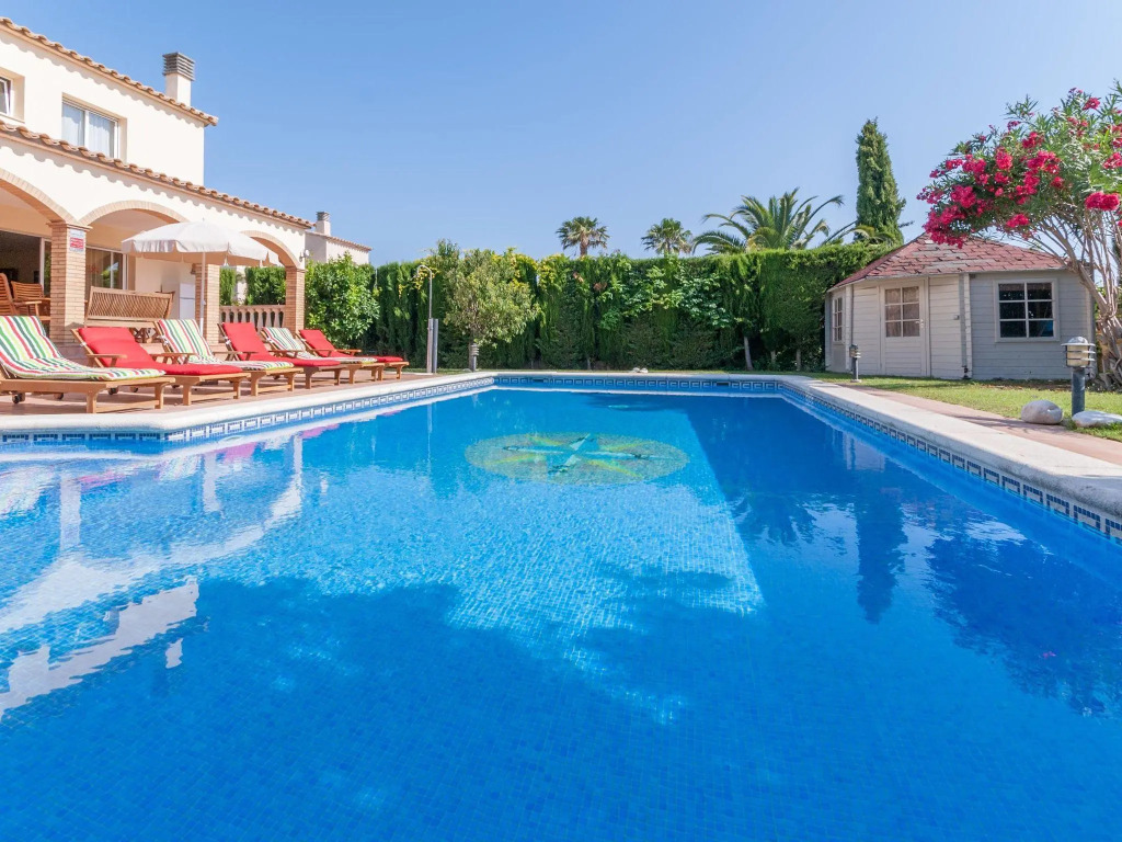 Fantastic holiday home for 14 persons in Sant Pere Pescador with private pool