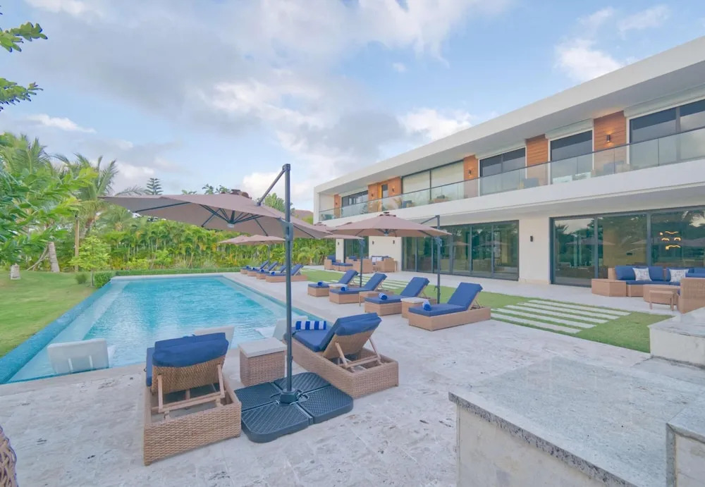 Modern Villa With Full Service Staff Close to Beach and Golf