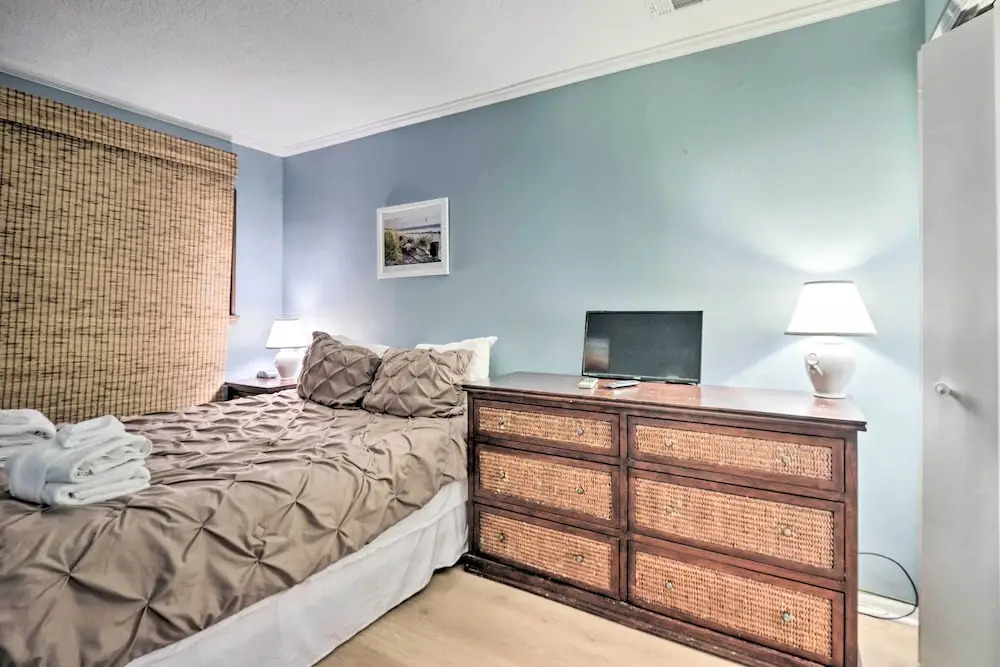 Walk to Folly Field Beach: Condo in Hilton Head!