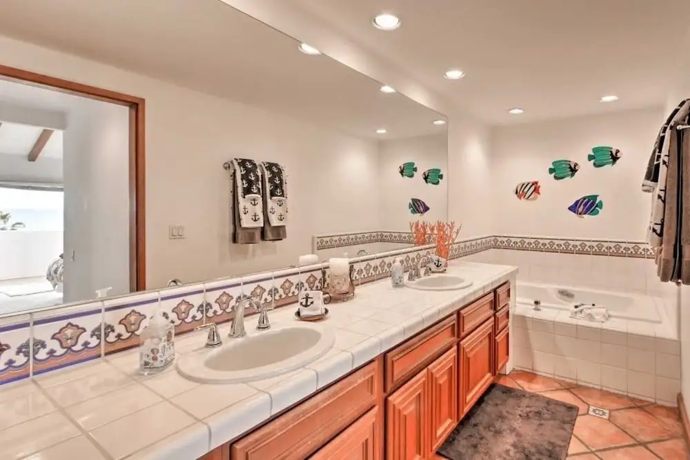 Ocean-view Hamilton Cove Oasis: Pool, Tennis & Gym 2 Bedroom Villa