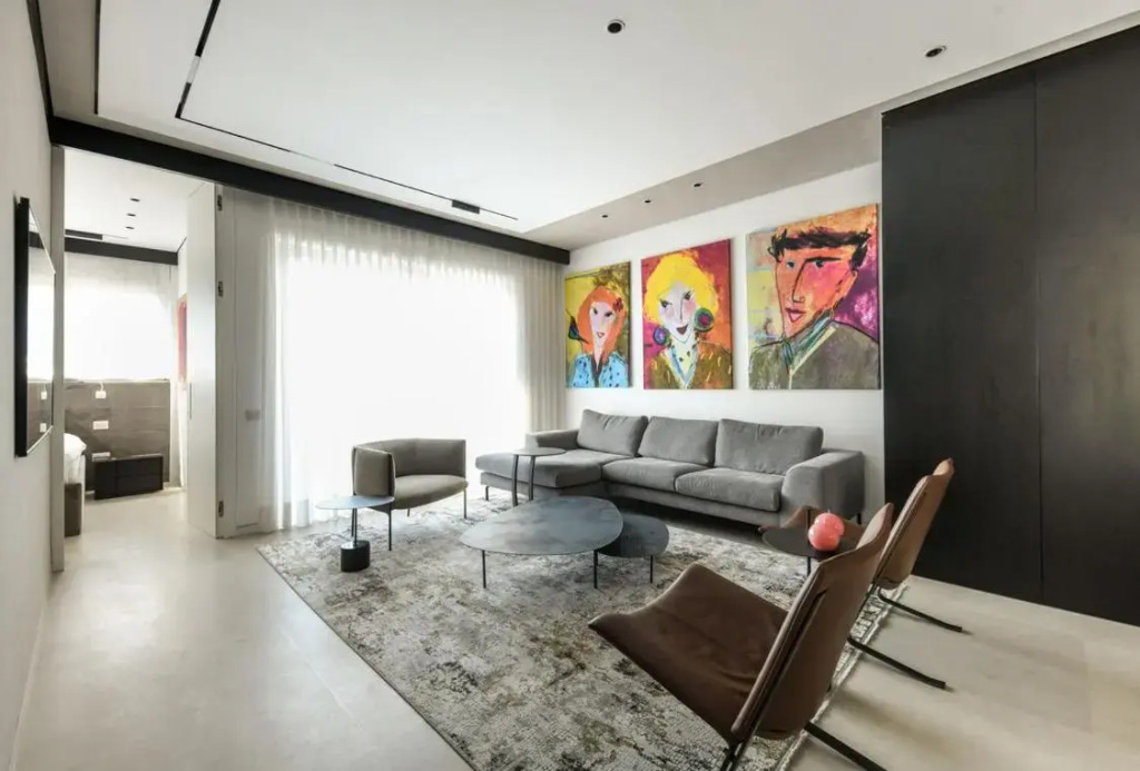Modern and Vibrant 2BR apartment with Private Balcony