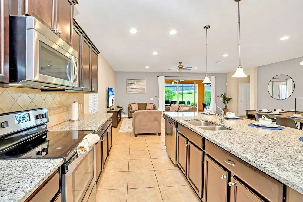 8BR Mansion - Private Pool Games Room Hot Tub