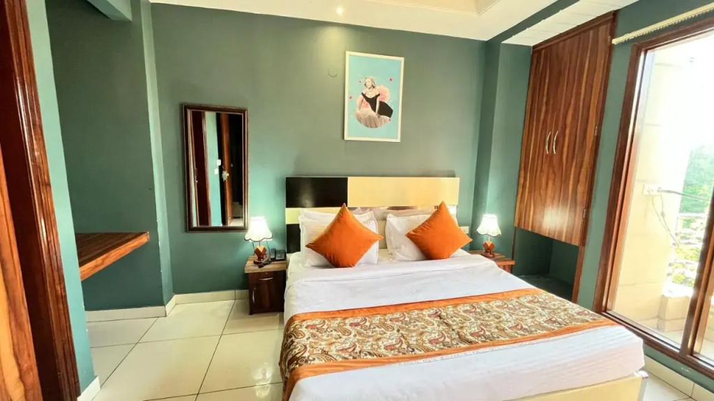 Qotel Comfort Golden Saffron - Hotel in Punjabi Bagh Near Metro