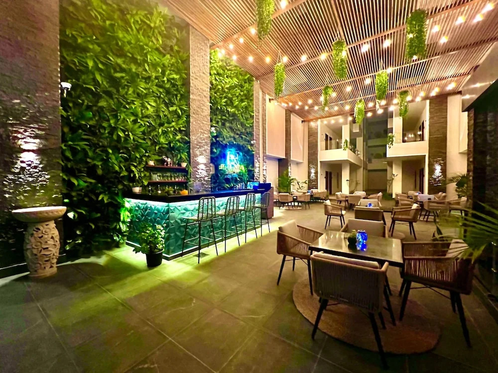 Bali Themed Luxury Spacious 3 Bed Balcony Pool Gym