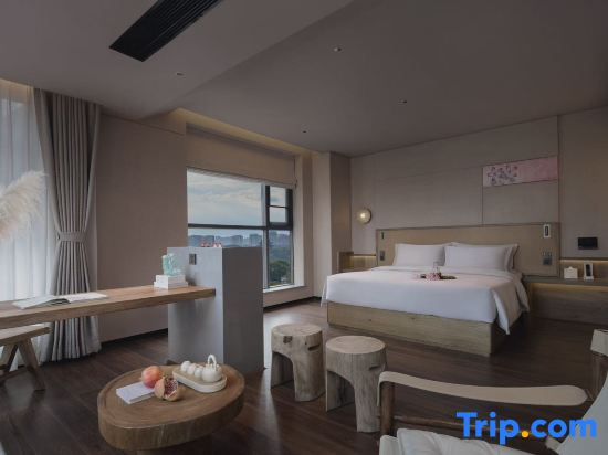 Loushi‑Youming Homestay (Wuyi Square IFS International Finance Centre Branch)