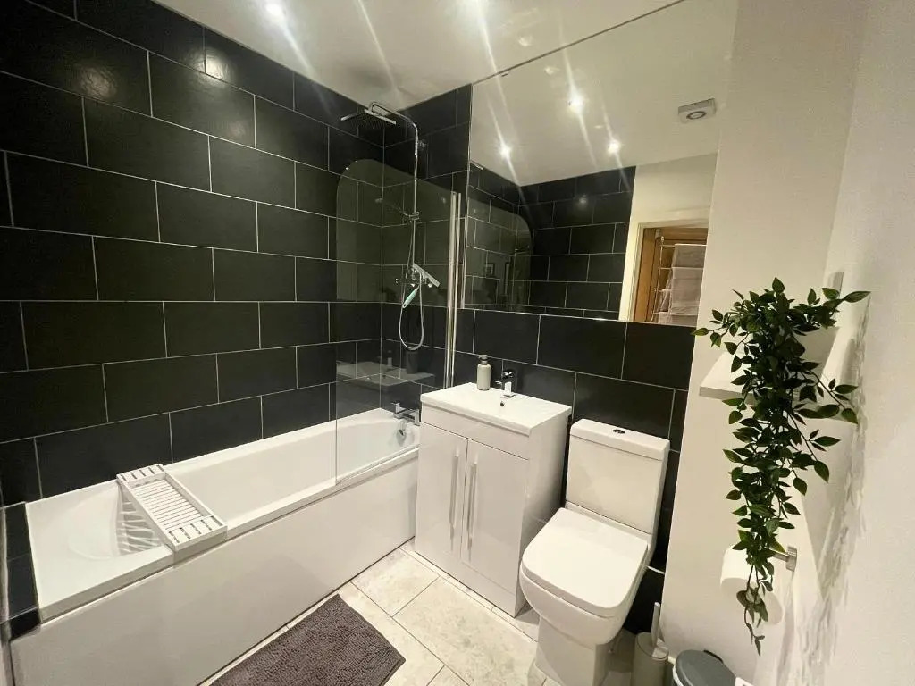 Entire Central 2 Bedroom Apartment (With Parking)
