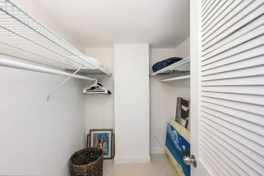 Condo Close to the Beach Pool, Gym, Tennis 2BR 6 Guests