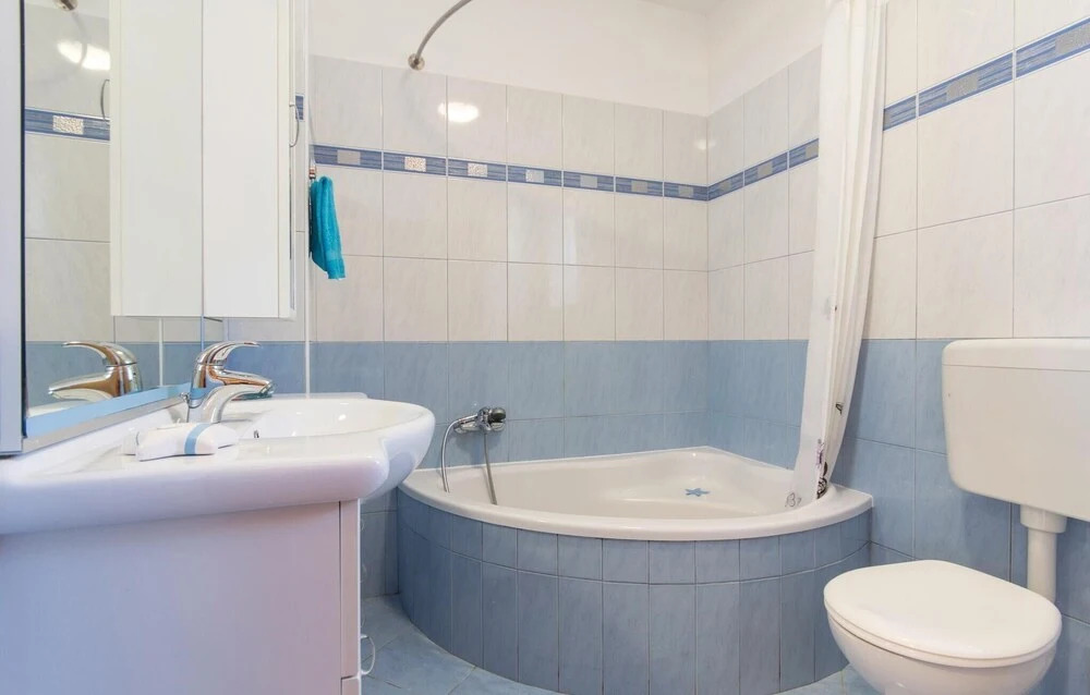 2 Bedroom Stunning Apartment In Fazana