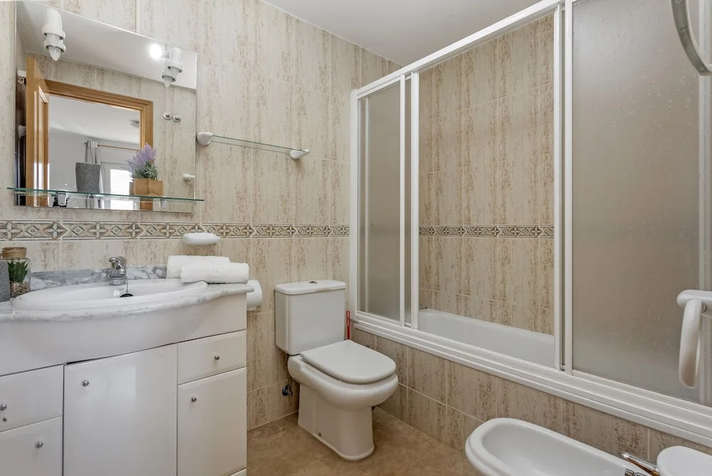 Beautiful 2-Bed first beach line apartment for 6