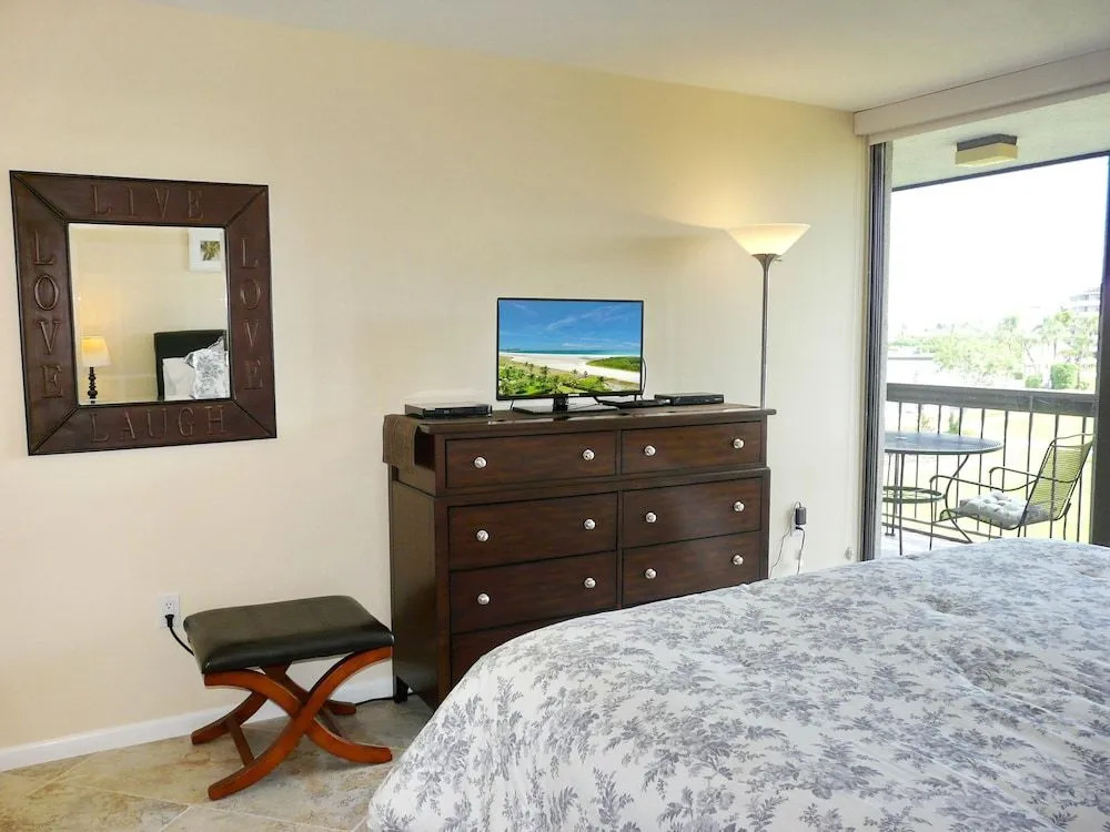 Condo With Pool, View of Clam Bay and Walk to Beach