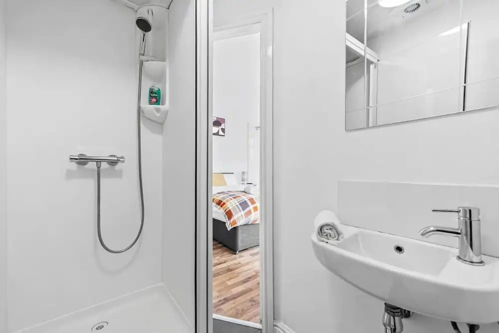 Stylish Studio Room in Leeds Private Ensuite Street Parking