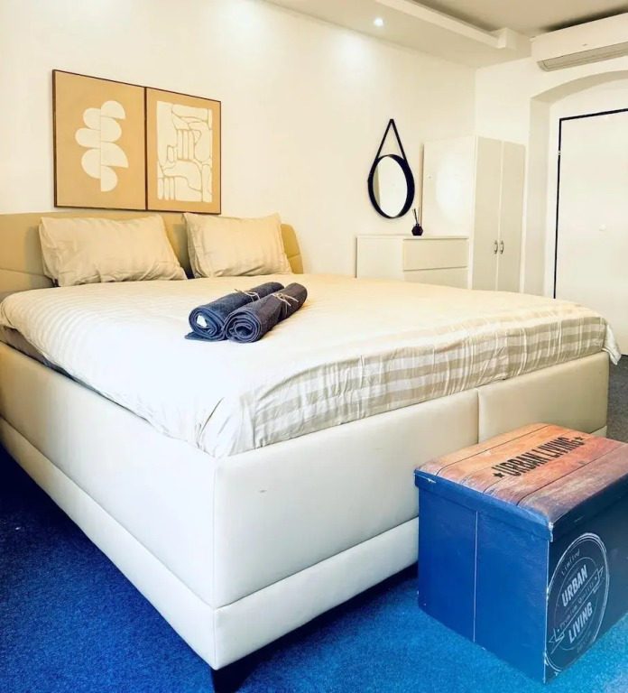Private Rooms in Spacious 7-Bedroom Apartment, Prime Location