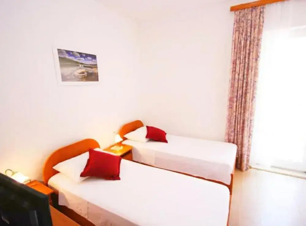 Apartments & Rooms Cakelic II