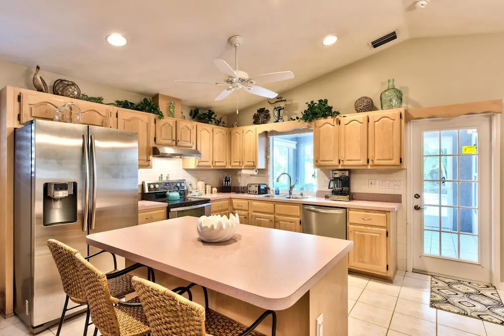 Comfy 3 bedroom with parking & close to everything