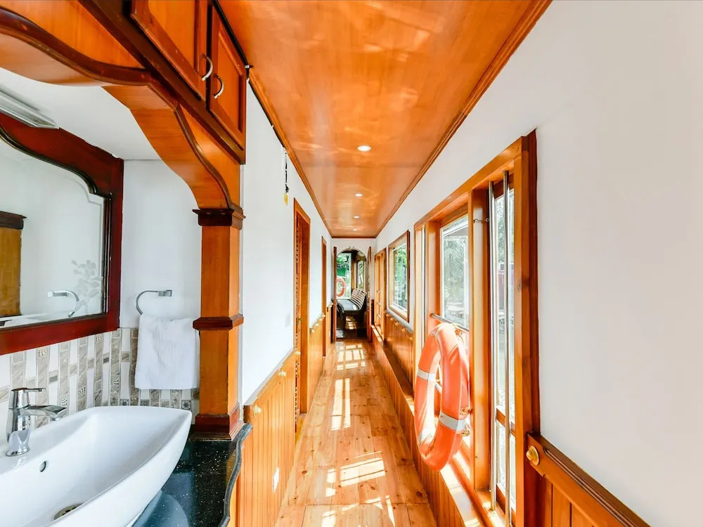 Oyo 24606 Waves And Wind 3Bhk Houseboat