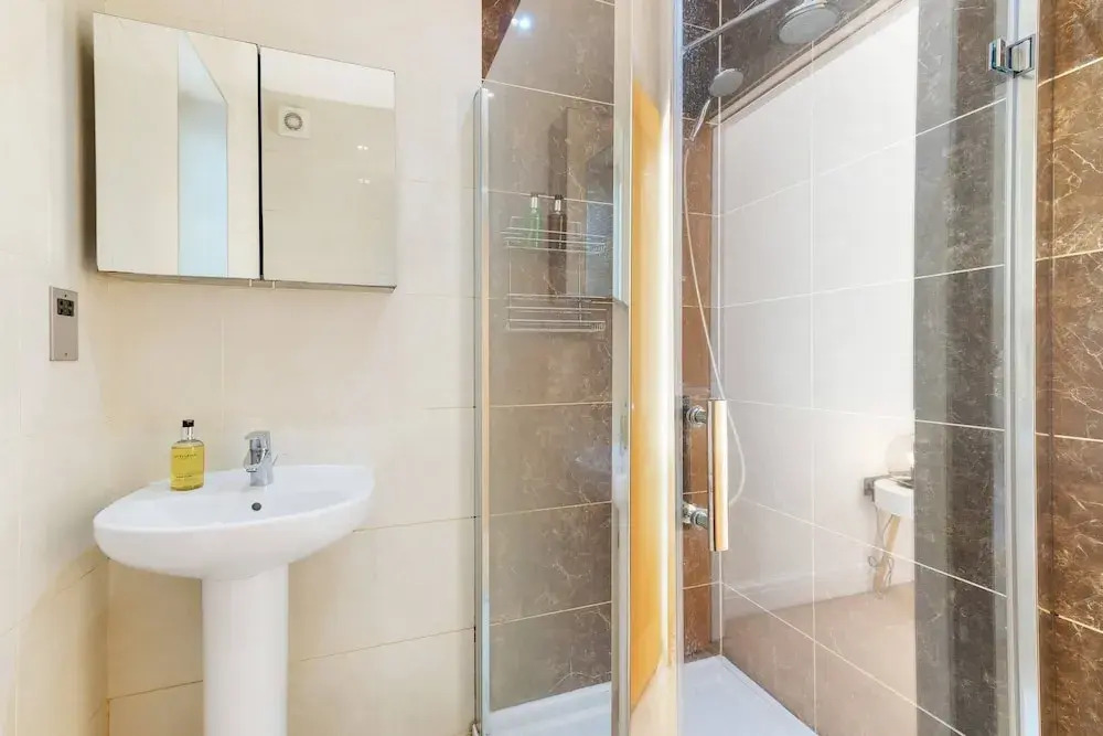 Quirky 3 Bdr 2 Bath Cottage with Parking