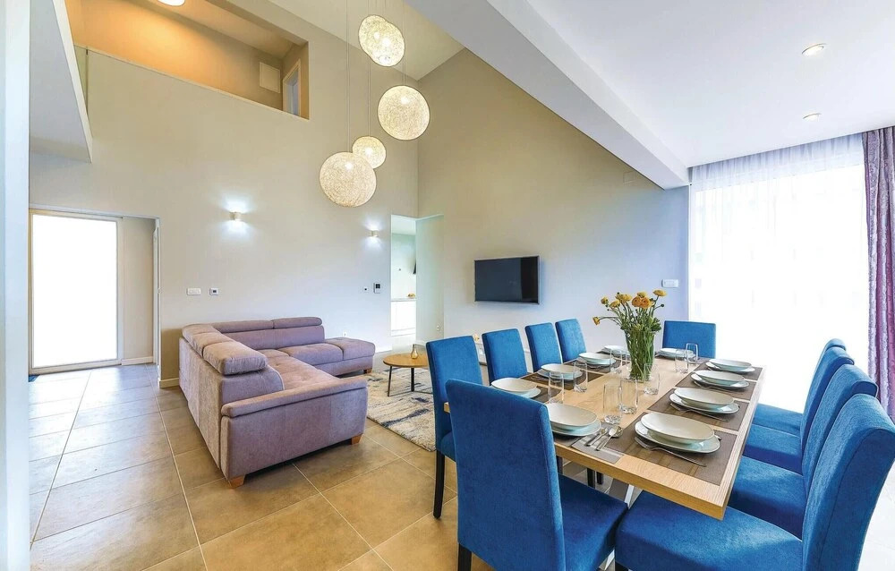 Five-Bedroom Holiday Home In Kastel Kambelovac