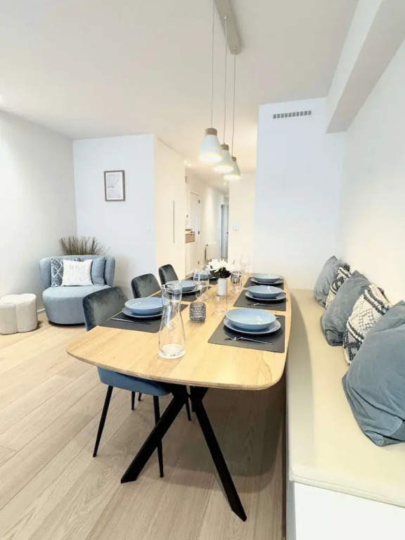 Spacious Bright Apartment Steps From the Beach i