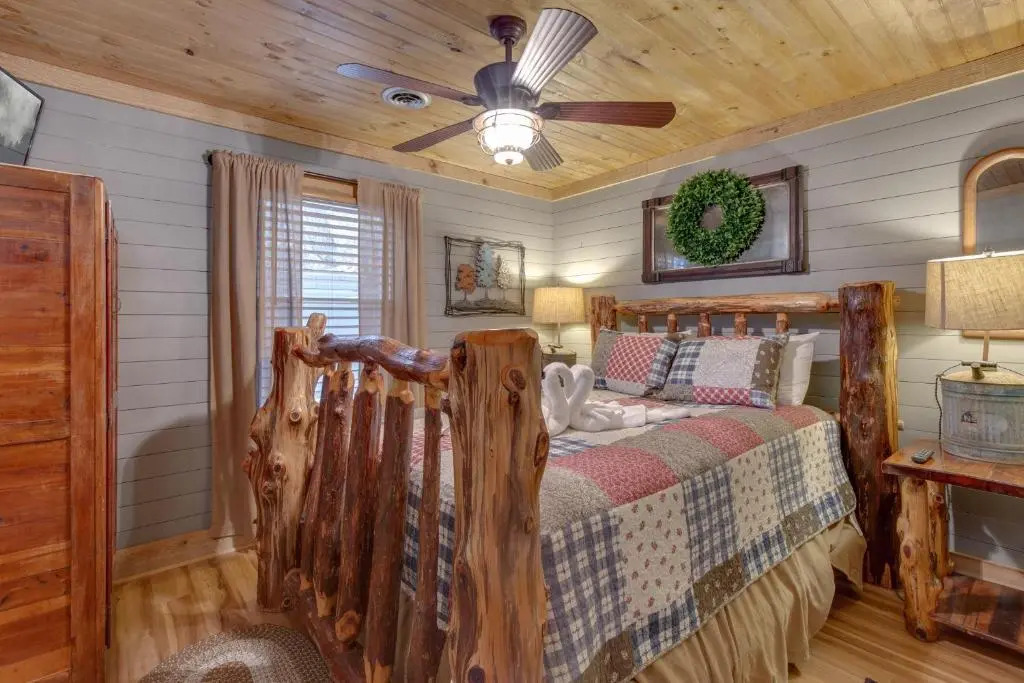 Swiss Bear Haus, 4 Bedrooms, Hot Tub, Pool Access, Sleeps 12