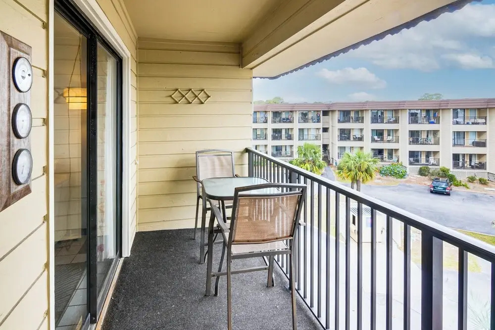 Pool, Spa & Dining: Beach Condo in Hilton Head!