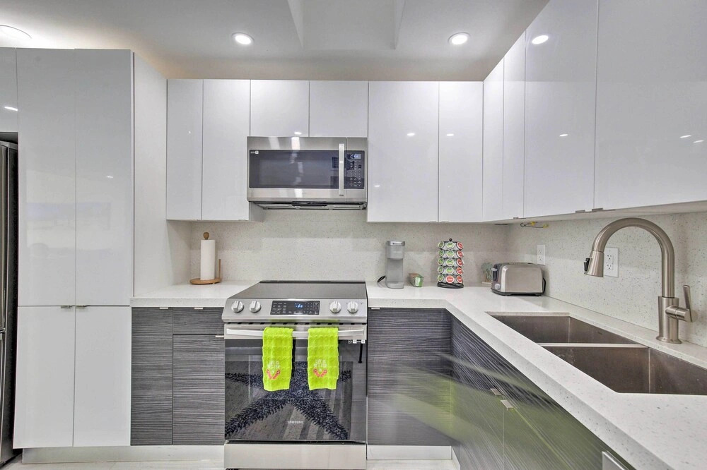 Canal-front Condo: Walk to Downtown Ft Lauderdale!