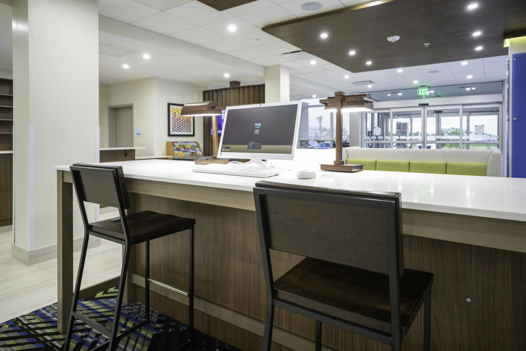 Holiday Inn Express & Suites - Fort Myers Airport by IHG