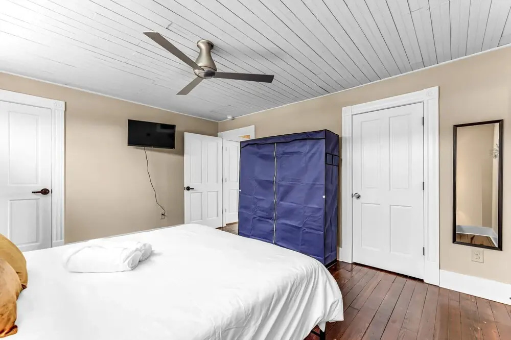 The Elm St Suite - Downtown Condo